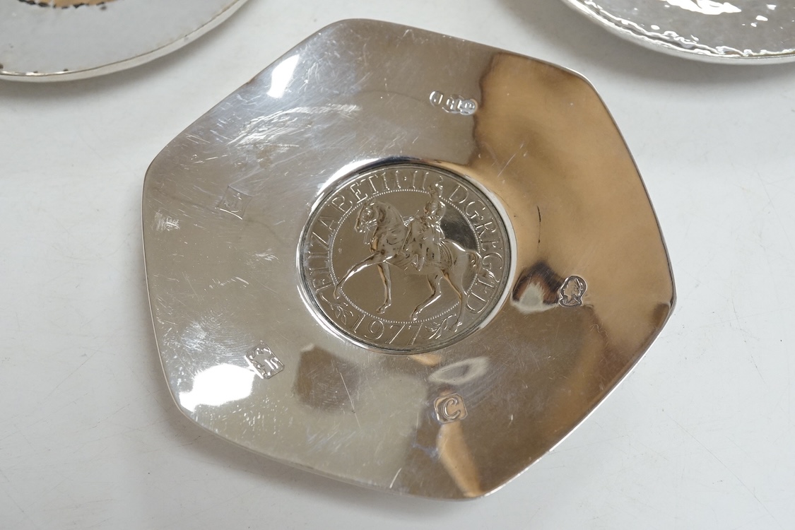 Three contemporary silver pin dishes including a planished pair by Paul Victor Markey, diameter 10.1cm and one by Robert Edgar Stone, together with a modern silver coin dish, 8.3oz.